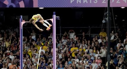 El sueco Armand Duplantis bate su récord mundial en salto con garrocha para ganar el oro en París 2024