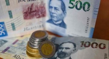 El peso hila su cuarta jornada consecutiva de pérdidas; cierra en 19.56 por dólar ante temores por la decisión de Banxico sobre las tasas