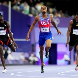 Hall logra nueva remontada para Estados Unidos en el atletismo olímpico y conquista el oro en los 400 metros planos