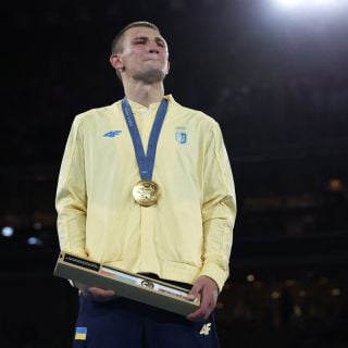 El boxeador Oleksandr Khyzhniak llora con el himno de Ucrania tras darle el oro a su país, azotado por la guerra