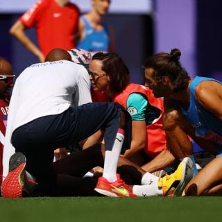 ¡Espíritu deportivo! El italiano Tamberi asiste al qatarí Barshim tras lesionarse y protagonizan otro gran momento olímpico