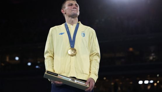 El boxeador Oleksandr Khyzhniak llora con el himno de Ucrania tras darle el oro a su país, azotado por la guerra