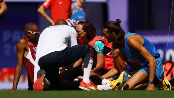 ¡Espíritu deportivo! El italiano Tamberi asiste al qatarí Barshim tras lesionarse y protagonizan otro gran momento olímpico