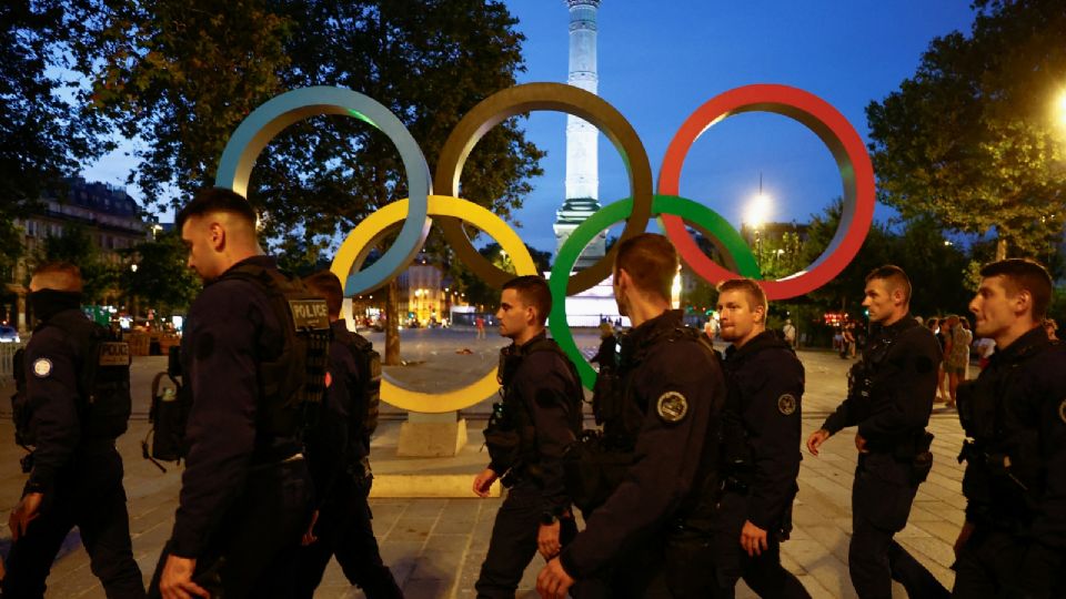 Policías patrullan las calles de París durante los Juegos Olímpicos.