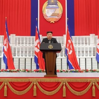 Kim Jong-un pide seguir perfeccionando su armamento en el aniversario de la fundación del país