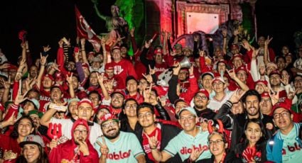 Aficionados de los Diablos Rojos celebran  hasta la madrugada en el Ángel de la Independencia por su título 17 en la LMB