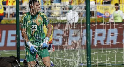 'Dibu' Martínez es tachado de mal perdedor por dar un 'manotazo' a una cámara tras la derrota de Argentina en Colombia