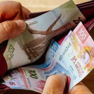 Peso se aprecia a 19.78 por dólar con ganancia de 1.54%; analistas ven recuperación efímera