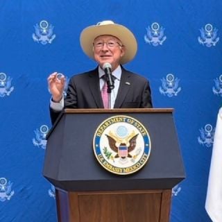 “Vivimos un tiempo donde la democracia tiembla”, asegura el embajador Ken Salazar