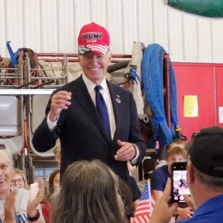 Biden se pone brevemente una gorra de Trump en visita conmemorativa del 11-S en Pennsylvania