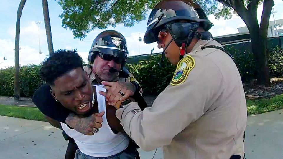 Hill es detenido por los policías.