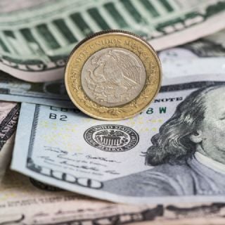 Previsiones de baja de tasas en EU impulsan al peso mexicano: cierra en 19.53 por dólar