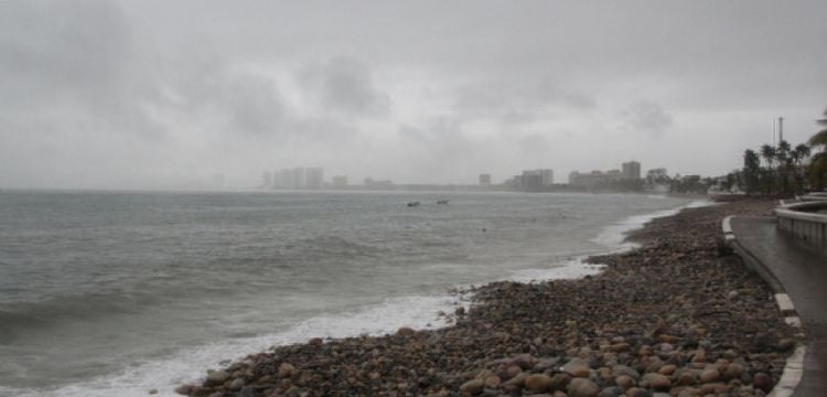 "lleana" genera oleaje elevado y lluvias intensas al acercarse a las costas de Baja California Sur