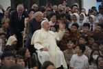 El papa Francisco reunió a 600 mil personas en Timor Oriental y se paseó con ánimo entre la multitud