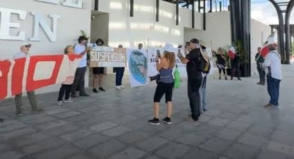 Ambientalistas se manifiestan en la estación del Tren Maya de Playa del Carmen