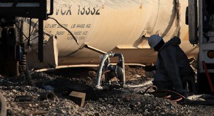 Autoridades drenan ácido sulfúrico de tren descarrilado en Chihuahua con migrantes a bordo