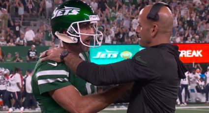 Aaron Rodgers, QB de los New York Jets, empuja al coach Robert Saleh, quien buscaba felicitarlo