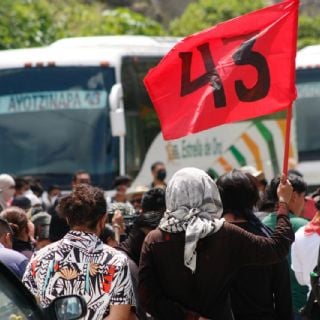 Normalistas de Ayotzinapa lanzan petardos contra el 27 Batallón de Infantería en Iguala