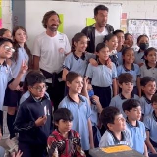 Los exfutbolistas Pirlo y Buffon visitan escuela en Nuevo León y conviven con los niños