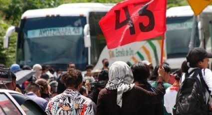 Normalistas de Ayotzinapa lanzan petardos contra el 27 Batallón de Infantería en Iguala