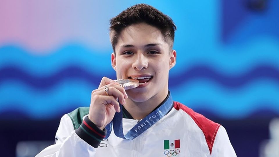 Osmar Olvera con su medalla de bronce en París 2024.