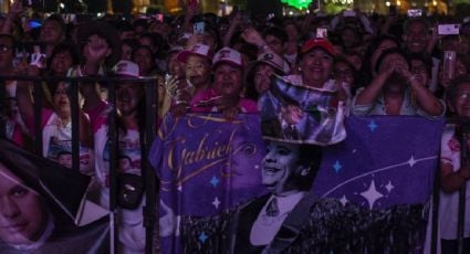 "Siempre en mi mente": cientos de capitalinos acuden a la proyección del concierto de Juan Gabriel en el Zócalo