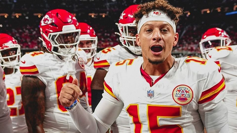 Mahomes celebra con sus compañeros.