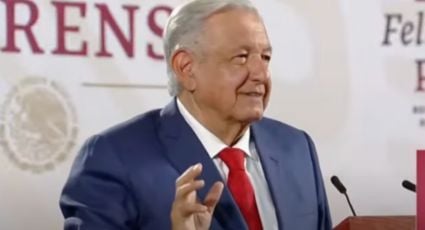 "Hasta la pude haber agarrado": AMLO minimiza que le lanzaran una botella con agua ayer en Veracruz