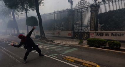 Normalistas de Ayotzinapa arrojan explosivos al edificio de Segob; se prevé que las manifestaciones suban de tono en los próximos días