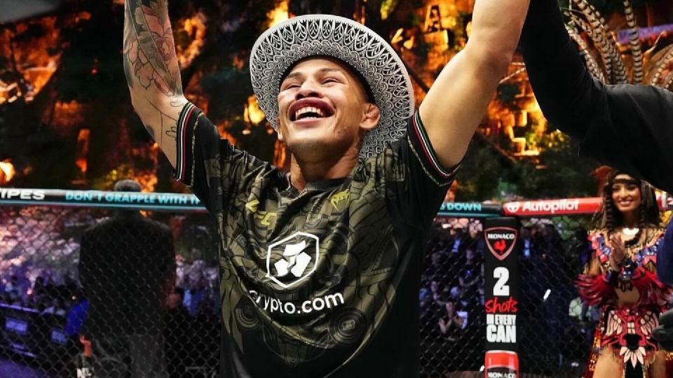 Rodríguez festeja su triunfo en UFC.