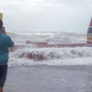 "Helene" se eleva a huracán categoría 3 frente a Florida; podría tocar tierra esta noche