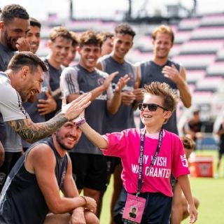 Messi, Suárez, del Inter Miami, reciben emotiva visita de niños enfermos