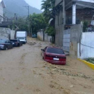 Huracán "John" causa inundaciones, cortes de luz, bloqueos viales y deslaves en Acapulco