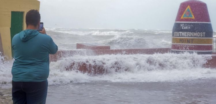 "Helene" se eleva a huracán categoría 3 frente a Florida; podría tocar tierra esta noche