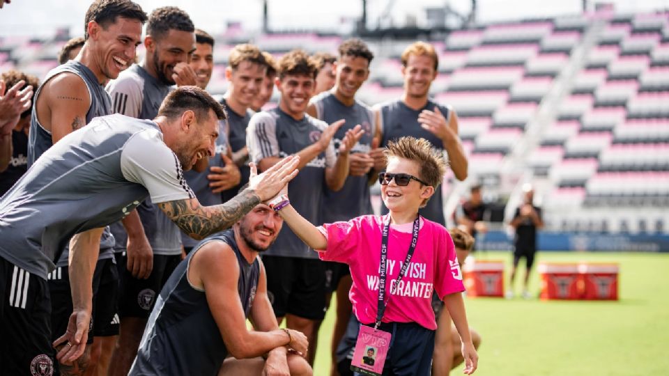 Messi y sus compañeros conviven con uno de los niños.