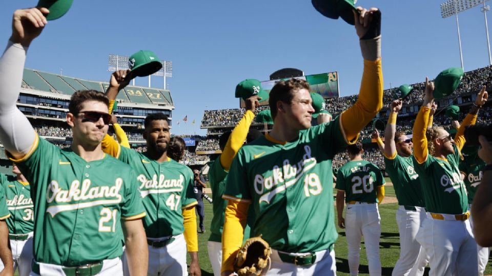 Jugadores de los 'green and gold' se despiden de su gente.