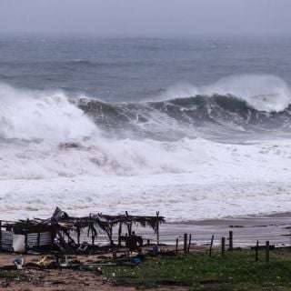 Tormenta tropical "John" se desplaza sobre el occidente de México y provocará lluvias en el país