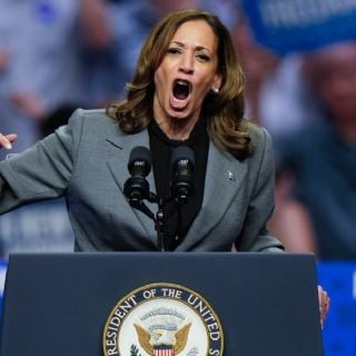 Kamala Harris visita la frontera con México para abordar la crisis migratoria