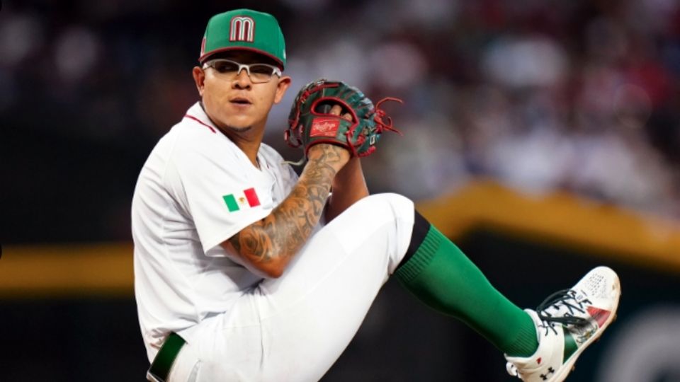 Julio Urías, con México.