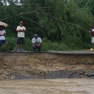 Deslaves e inundaciones dejan 30 localidades incomunicadas y tres muertos en Oaxaca por "John"