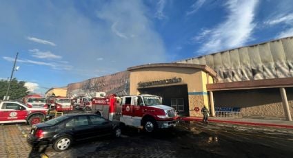 Controlan incendio en tienda de autoservicio en Zapopan tras tres horas de trabajo; no hay lesionados