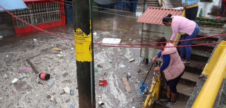 Se desborda el río Huacapa en Chilpancingo tras el paso del huracán "John" y deja inundaciones