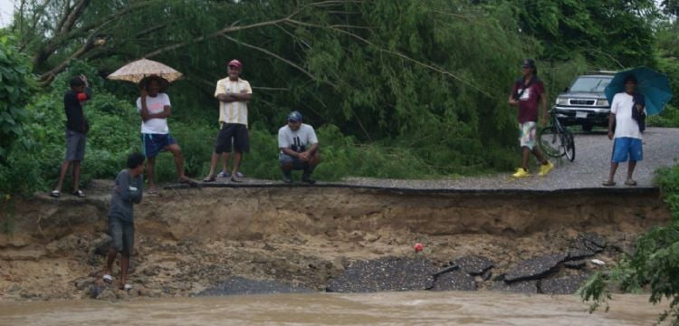 Deslaves e inundaciones dejan 30 localidades incomunicadas y tres muertos en Oaxaca por "John"