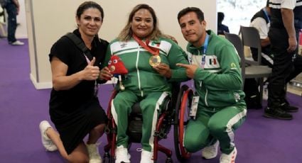 Ana Guevara aparece en los Juegos Paralímpicos para tomarse la foto con Gloria Zarza, ganadora de la primera medalla de oro