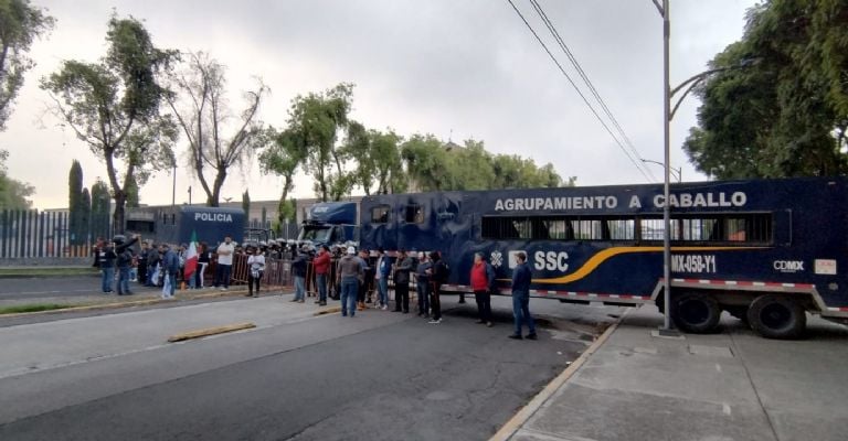 Trabajadores aguardan para poder entrar a San Lázaro.