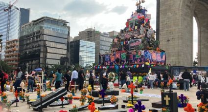 Trabajadores del PJF levantan altar por "la muerte de la democracia y del sistema judicial" frente al Monumento a la Revolución