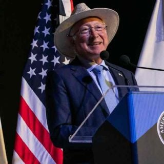 Ken Salazar promete colaborar en "agenda integral" con el gobierno de Claudia Sheinbaum