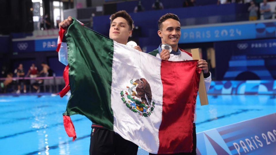 Olvera y Celaya festejan tras ganar plata en París.