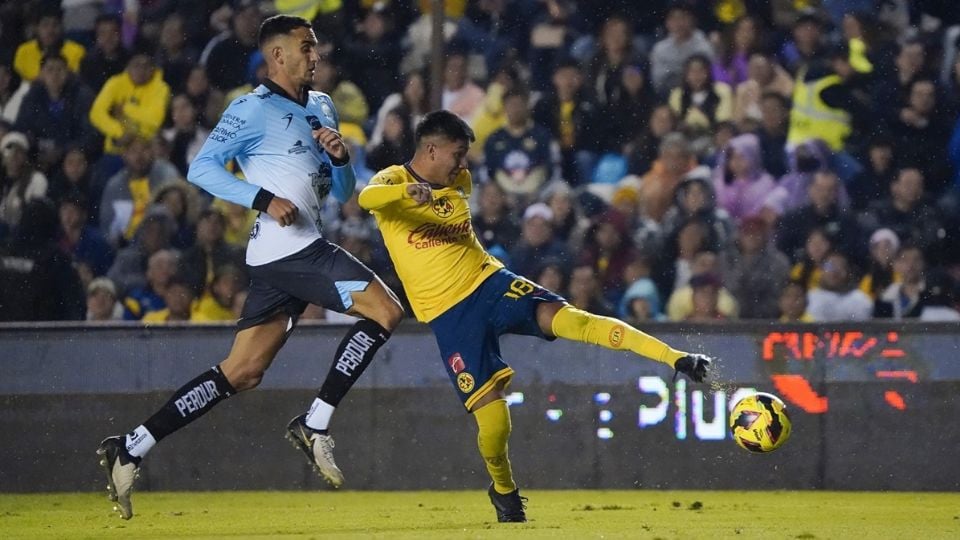 Jugada de acción entre el Querétaro y el América en La Corregidora.