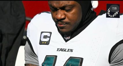 El receptor AJ Brown lee libro inspirador en pleno partido de Eagles y su imagen lo dispara al número uno en ventas en Amazon